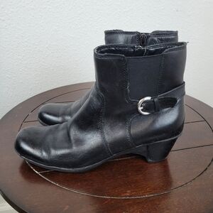 NATURALIZER Boot - Black size 8.5 m Heel: 2”